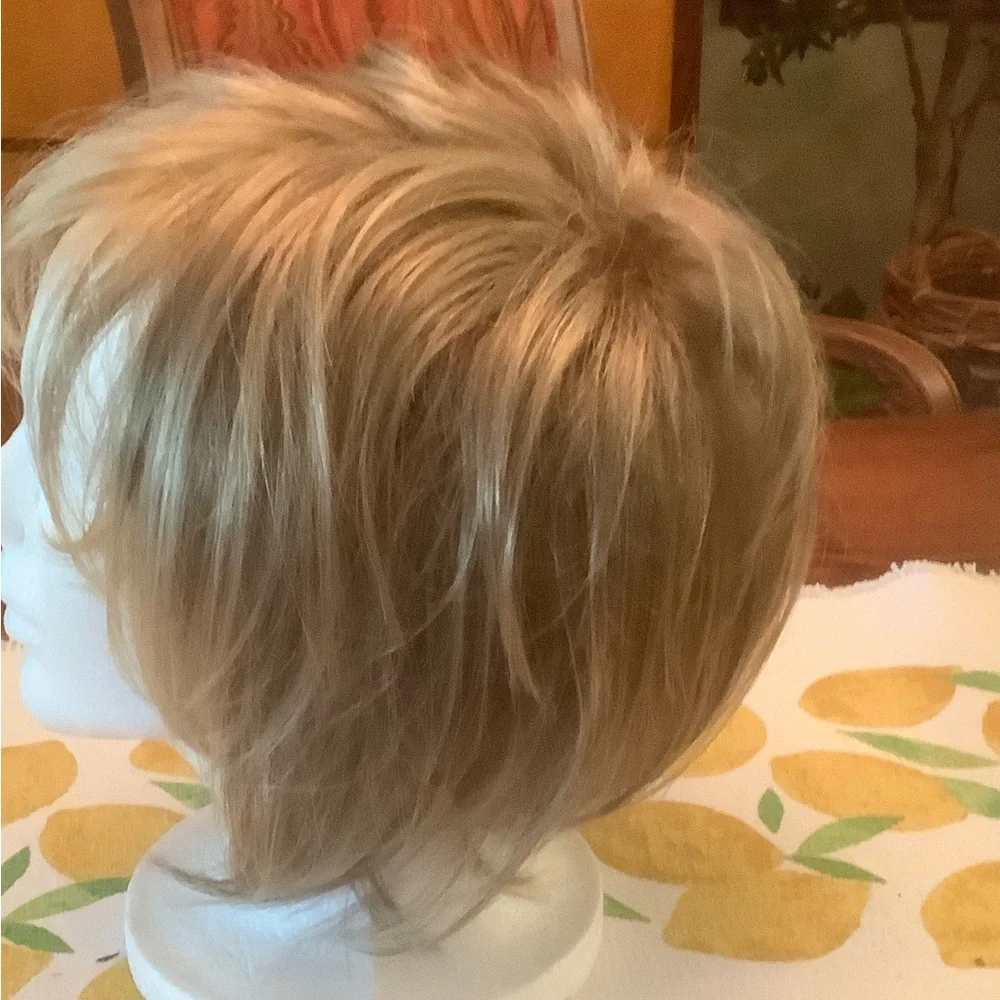Blonde Short Layered Women's Wig - Stylish Everyday Look